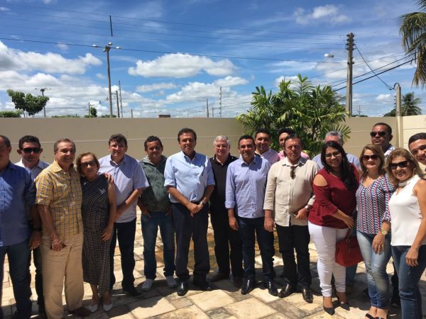 Eles se reuniram na casa do empresário Dinarte Diniz com prefeitos da região do Vale e do Médio Oeste (Foto: Divulgação)