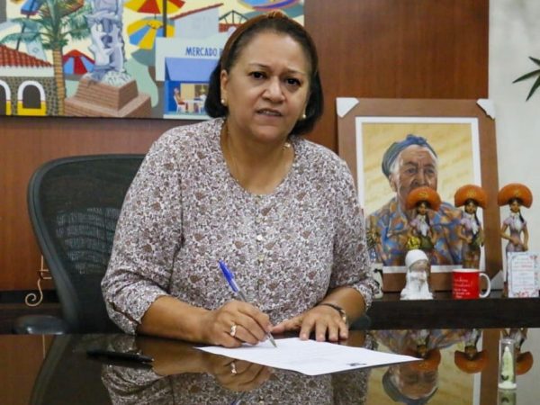 Governadora Fátima Bezerra no momento que sancionou a lei que inclui o Rio Grande do Norte no Consórcio do Nordeste — Foto: © Instagram