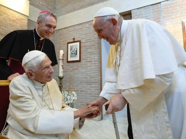Francisco visitou Bento XVI, cada vez mais frágil e em cadeira de rodas, ontem. — Foto: Handout / VATICAN MEDIA / AFP