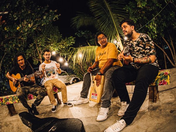 Composição de Jonathas Rodrigo, Lipeh e Filipe Toca, chega com melodia apaixonante passeando pelo Pop e o Rap — Foto: Luana Tayze