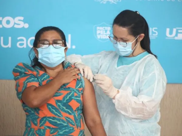 A primeira pessoa a receber a vacina contra a Covid-19 no Rio Grande do Norte foi a técnica de enfermagem Maria das Graças Pereira de Oliveira, de 57 anos — Foto: Alexandre Lago/Cedida