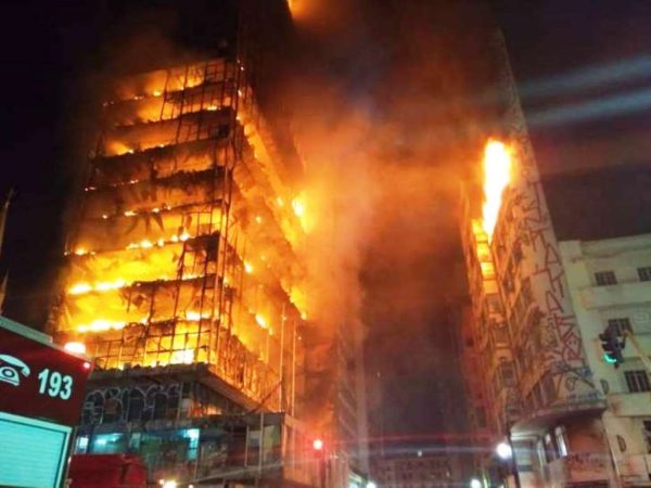 Incêndio de grandes proporções atinge prédio no Largo do Paisandu, no centro de São Paulo (Foto: Corpo de Bombeiros)