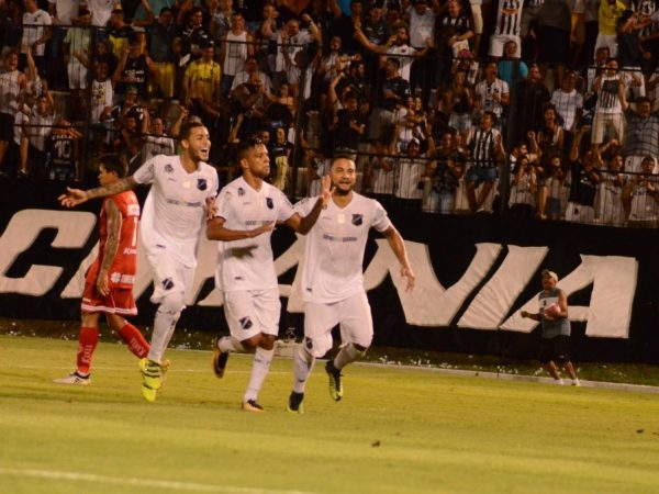 Wallyson comemora gol no Frasqueirão (Foto: José Aldenir/Agora Imagens)