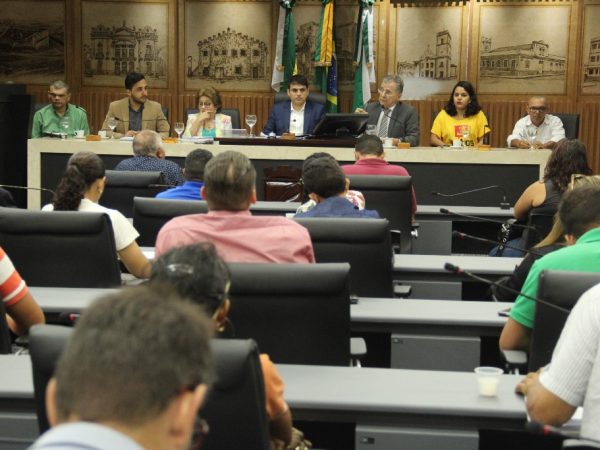 Câmara de Natal realizou uma audiência pública para debater o possível reajuste e a qualidade do serviço — Foto: Marcelo Barroso