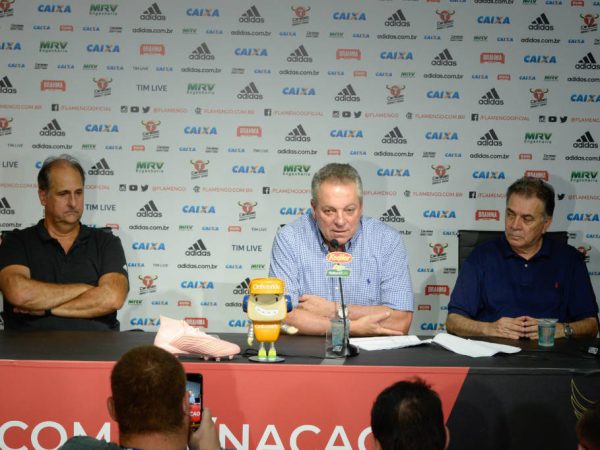 Técnico esteve ao lado dos dirigentes da equipe carioca — Foto: Alexandre Vidal / Flamengo