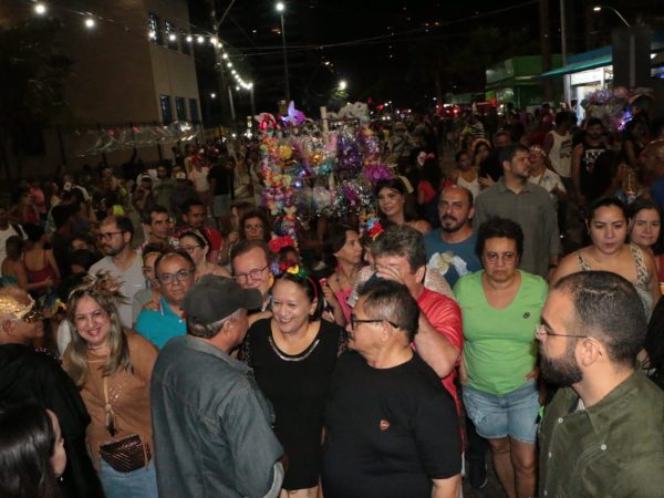 A Chefe do Executivo cumprimentou a população no início das festividades na capital potiguar. — Foto: Demis Roussos