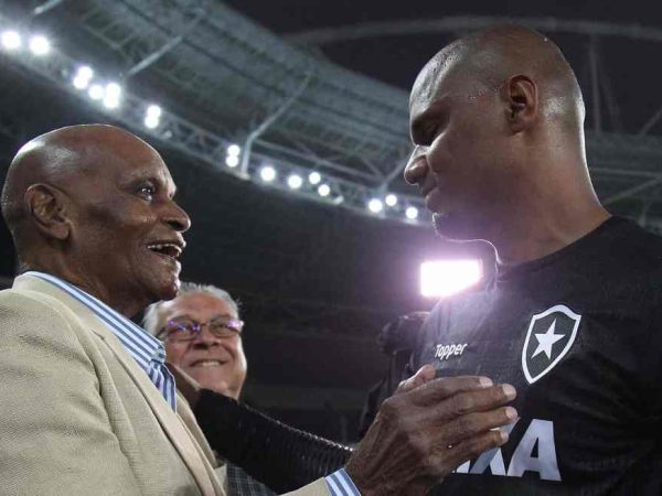 Adalberto Leite Martins (à esquerda) tinha 87 anos e jogou com Garrincha na década de 1950 — Foto: © Vitor Silva/SSPress/Botafogo