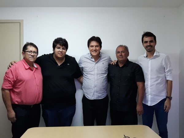 Os dois grupos estavam acompanhados do pré-candidato a deputado estadual, Gustavo Costa (Foto: Divulgação)