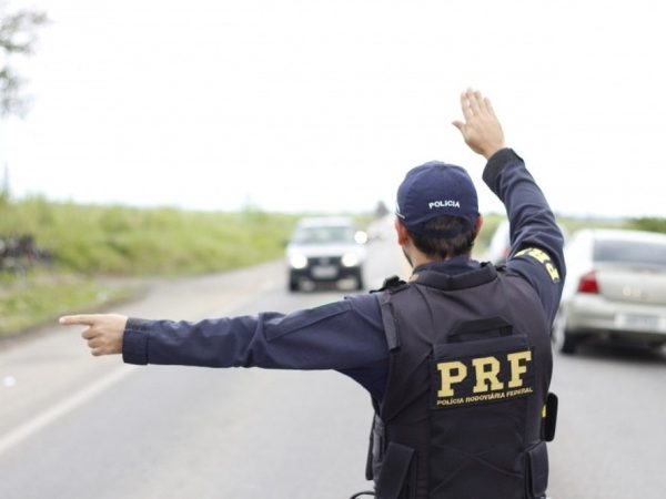 Agente da Polícia Rodoviária sinaliza para motorista durante abordagem — Foto: PRF/Divulgação