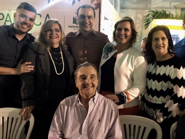 Senador José Agripino ao lado da prefeita Olga Fernandes e lideranças na noite de ontem em Martins - Divulgação