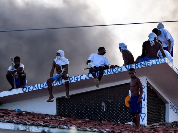 Durante as rebeliões de janeiro, presos praticamente acamparam sobre os telhados de Alcaçuz (Foto: Josemar Gonçalves/Reuters)