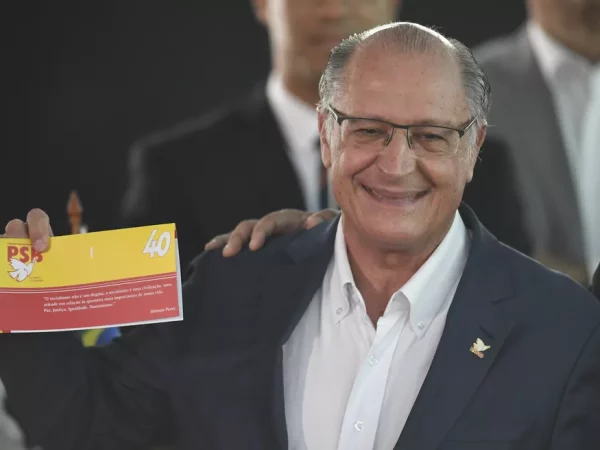Geraldo Alckmin assinou nesta quarta (23) sua filiação ao PSB. — Foto: Mateus Bonomi/Agif/Estadão Conteúdo