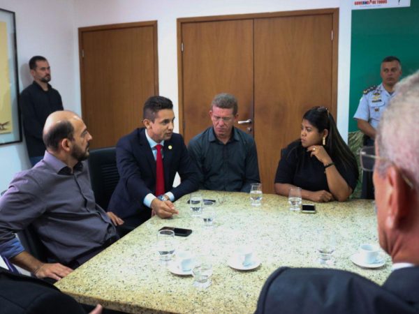 Deputado estadual Allyson Bezerra em reunião com agentes de Segurança na Governadoria — Foto: Divulgação