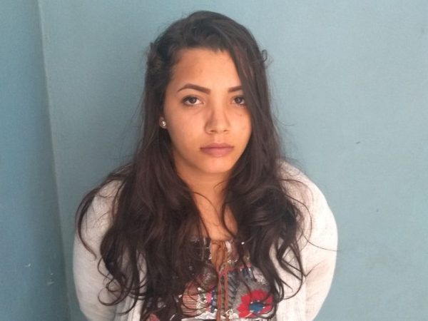 Jovem de 23 anos era procurada por participar de execução filmada de jovens (Foto: Polícia Militar/Divulgação)
