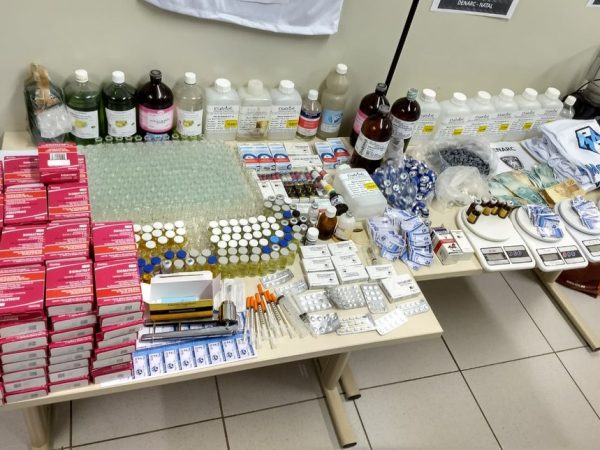 Anabolizantes e insumos usados para fabricação dos produtos foram apreendidos durante a Operação Hipertrofia, na Zona Norte de Natal — Foto: Polícia Civil/Divulgação
