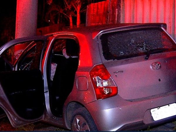 Após perseguição policial, assaltantes bateram carro roubado em poste e muro de casa. — Foto: Reprodução/Inter TV Cabugi