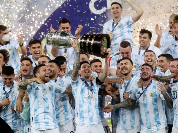 O gol de Di Maria possibilitou aos argentinos conquistarem o seu 15º troféu na competição. — Foto: AMANDA PEROBELLI/REUTERS