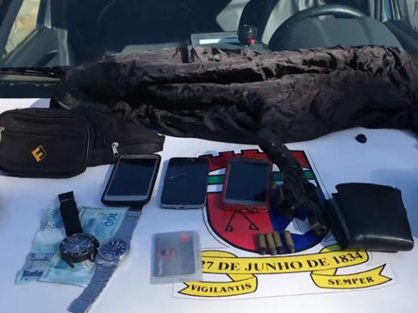 Arma e materiais roubados foram apreendidos com trio de assaltantes em Natal — Foto: Reprodução/Inter TV Cabugi