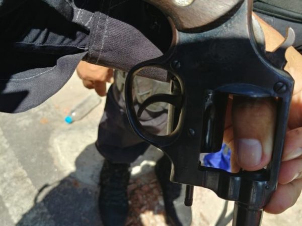 Arma usada pelo suspeito de assalto a ônibus também foi apreendida pela PM — Foto: PM/Divulgação