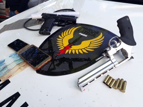 Armas apreendidas após tiroteio entre policiais e suspeitos de assalto, na Zona Norte de Natal. — Foto: PM/Divulgação