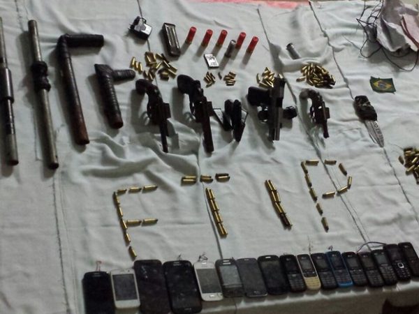 Armas apreendidas em Alcaçuz durante a madrugada deste domingo (Foto: Divulgação/SEJUC)