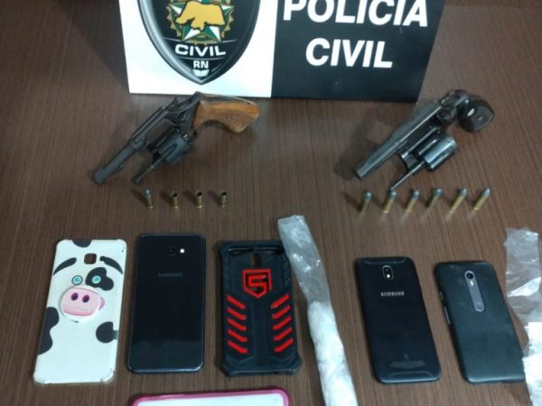 Armas e celulares foram apreendidos durante operação em Macaíba, na Grande Natal — Foto: Polícia Civil/Divulgação