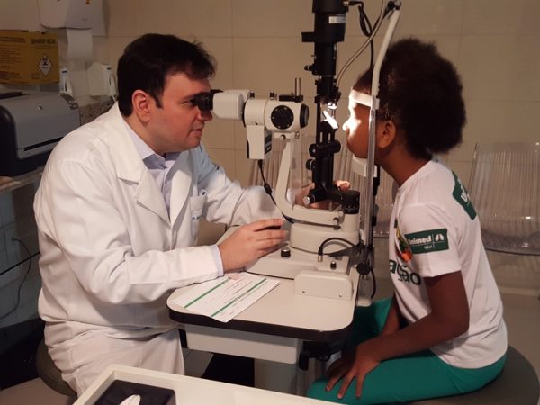 Oftalmologista do Hospital Brasileiro da Visão chama atenção para os cuidados com a saúde ocular — Foto: Divulgação