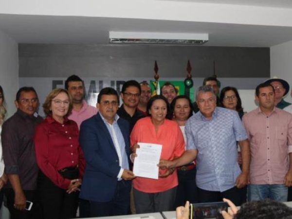 Zenaide na FEMURN durante entrega da ‘Carta de Compromisso’ com os municípios de Fátima Bezerra (Foto: Divulgação)