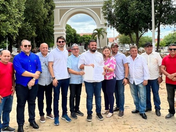 Ordem de serviço foi assinada pelo prefeito Dr. Tadeu, em evento realizado em frente à Igreja de Sant’Ana. — Foto: Divulgação