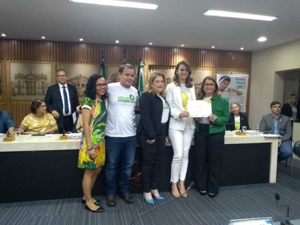 Na ocasião, receberam da vereadora Júlia Arruda, o diploma pela contribuição da Atitude Cooperação na conscientização sobre o câncer infantojuvenil  — Foto: Reprodução.