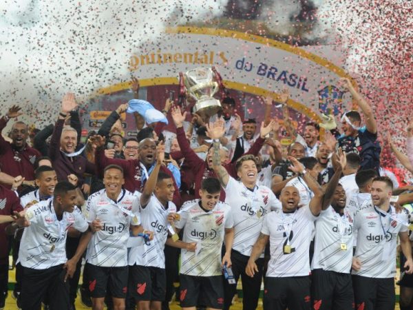 Jogadores do Athletico Paranaense comemoram título da Copa do Brasil — Foto: Wesley Santos/Folhapress