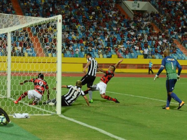 Paulinho marcando o gol do empate (Foto: Atlético-GO/Divulgação)