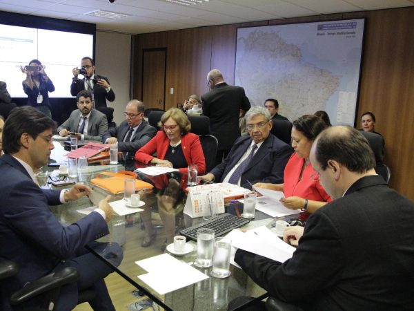 Deputada federal Zenaide Maia durante reunião com o ministro da Educação, Rossieli Soares da Silva (Foto: Divulgação/Assessoria)