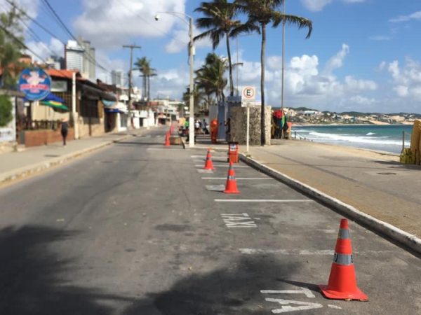 Avenida Erivan França, na orla da praia de Ponta Negra, fechada na manhã deste sábado (20) — Foto: STTU