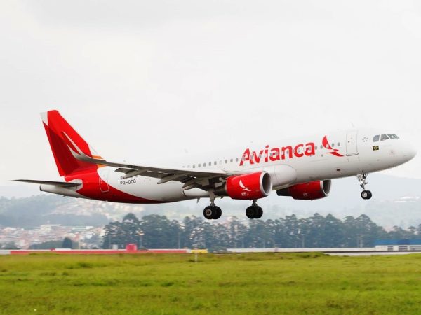 Avião da companhia aérea Avianca pousa em Guarulhos — Foto: Celso Tavares/G1