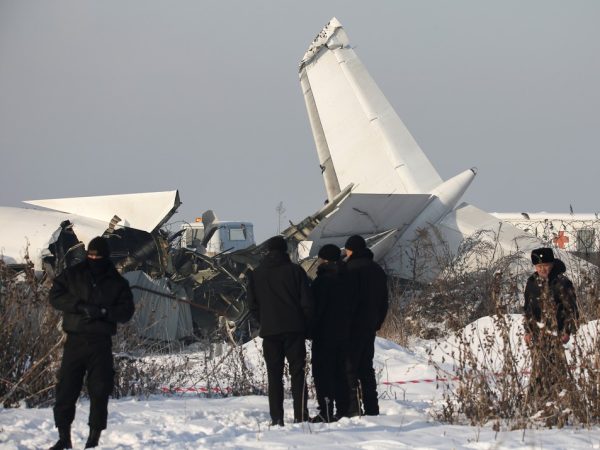 Avião com 100 a bordo caiu em Almaty, no Cazaquistão, logo após a decolagem, nesta sexta-feira (27) — Foto: REUTERS/Pavel Mikheyev