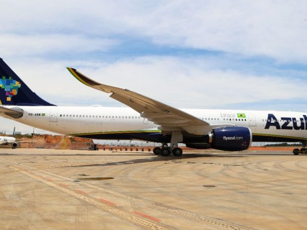Avião pousou neste domingo (2) com 174 passageiros, no terminal em São Gonçalo do Amarante. — Foto: Divulgação/Azul