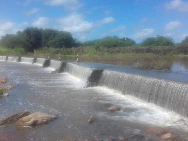 O tesoureiro da associação comunitária fez questão de registrar a parede transbordando de água — Foto: Governo Cidadão