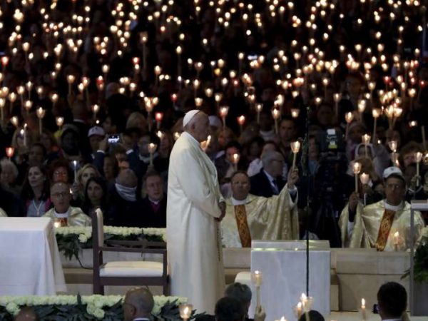 © POOL New/Reuters Pontífice fez orações e rezou o rosário perante multidão