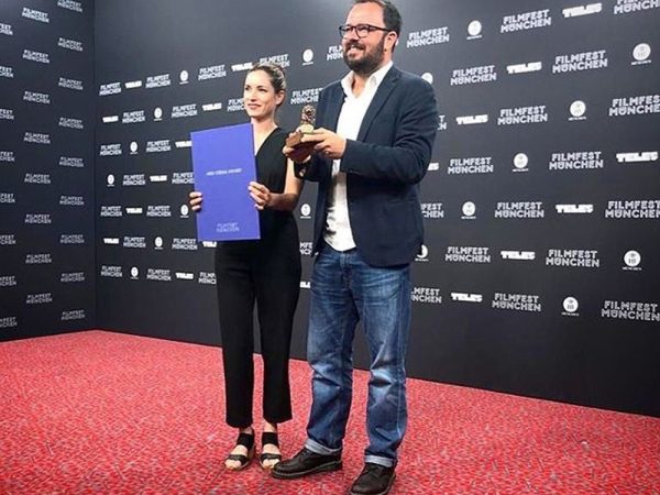Produtora de Bacurau, Emilie Lesclaux, e o diretor Juliano Dornelles, recebem Prêmio de Melhor Filme no Festival de Munique, na Alemanha — Foto: Reprodução/Redes sociais