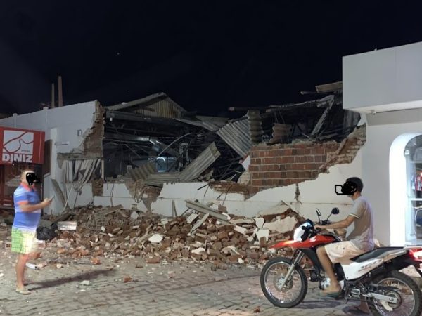 Apesar da violência usada para explodir o Banco do Brasil e Bradesco, não há notícia de feridos — Foto: Redes Sociais