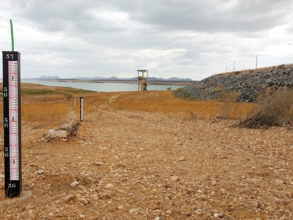 Com 11,74% de sua capacidade, barragem Armando Ribeiro Gonçalves tem o nível mais baixo de água desde sua construção, em 1983, e entrou no chamado volume morto (Foto: Anderson Barbosa/G1)