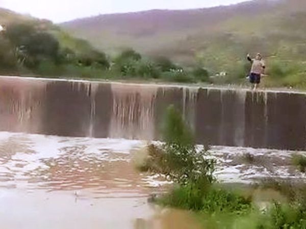 Barragem da comunidade Terra Boa sangra após chuvas no município de Encanto, RN. — Foto: Reprodução