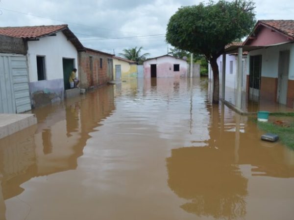 Com o rompimento, a água invadiu as casas e deixou prejuízos materiais — Foto: Reprodução