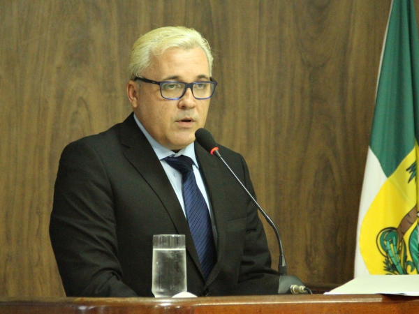 Prefeito Robson Araújo (Batata) durante discurso na Câmara Municipal de Caicó: (Foto: Câmara Municipal de Caicó/Divulgação)