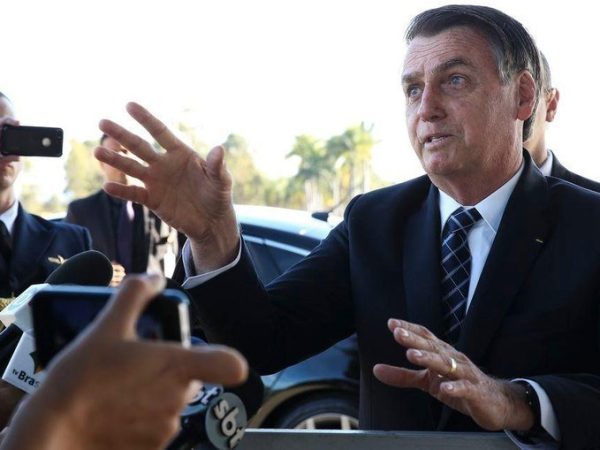 Bolsonaro criticou a decisão que validou a demissão de uma auxiliar de limpeza que se recusou a tomar vacina. — Foto: Antonio Cruz/Agência Brasil