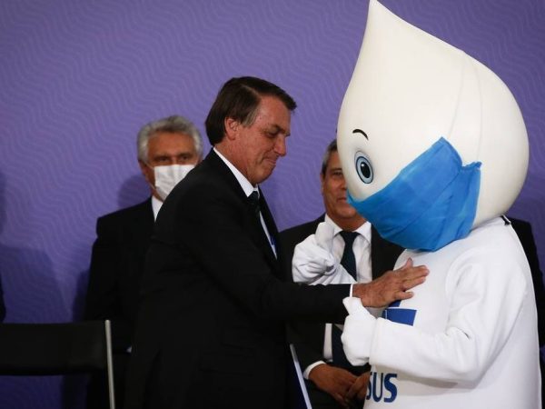 Na gravação, um repórter pergunta se Bolsonaro acredita que pode haver uma pressão por ter começado a vacinação em outros países. — Foto: Pablo Jacob/Agência O Globo