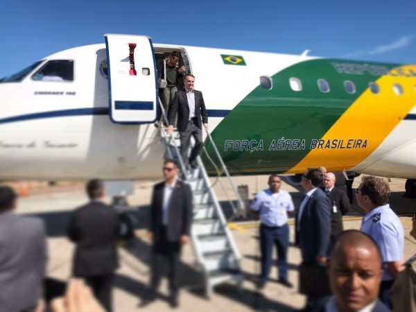 Presidente desembarcou no aeroporto de Congonhas, na zona sul da cidade — Foto: Eduardo Bolsonaro / Twitter