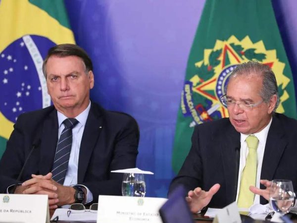 Ao lado de Guedes, presidente falou a investidores estrangeiros nesta terça por meio de videoconferência — Foto: Marcos Corrêa/PR