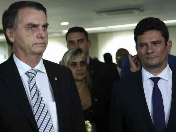 O presidente voltou a falar das mensagens atribuídas a Moro divulgadas pelo The Intercept — Foto: © José Cruz/Agência Brasil